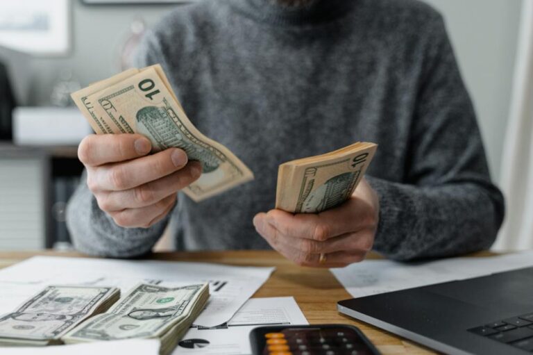 Imagem que representa uma pessoa contando dinheiro.