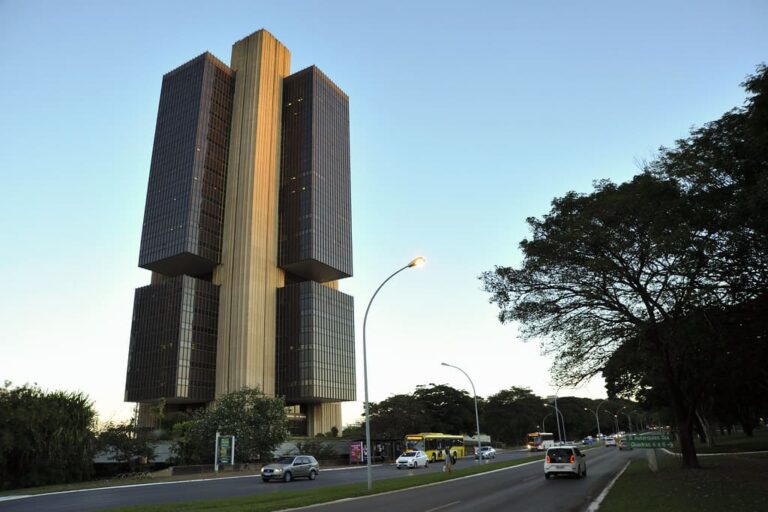 Déficit no Banco Central continua